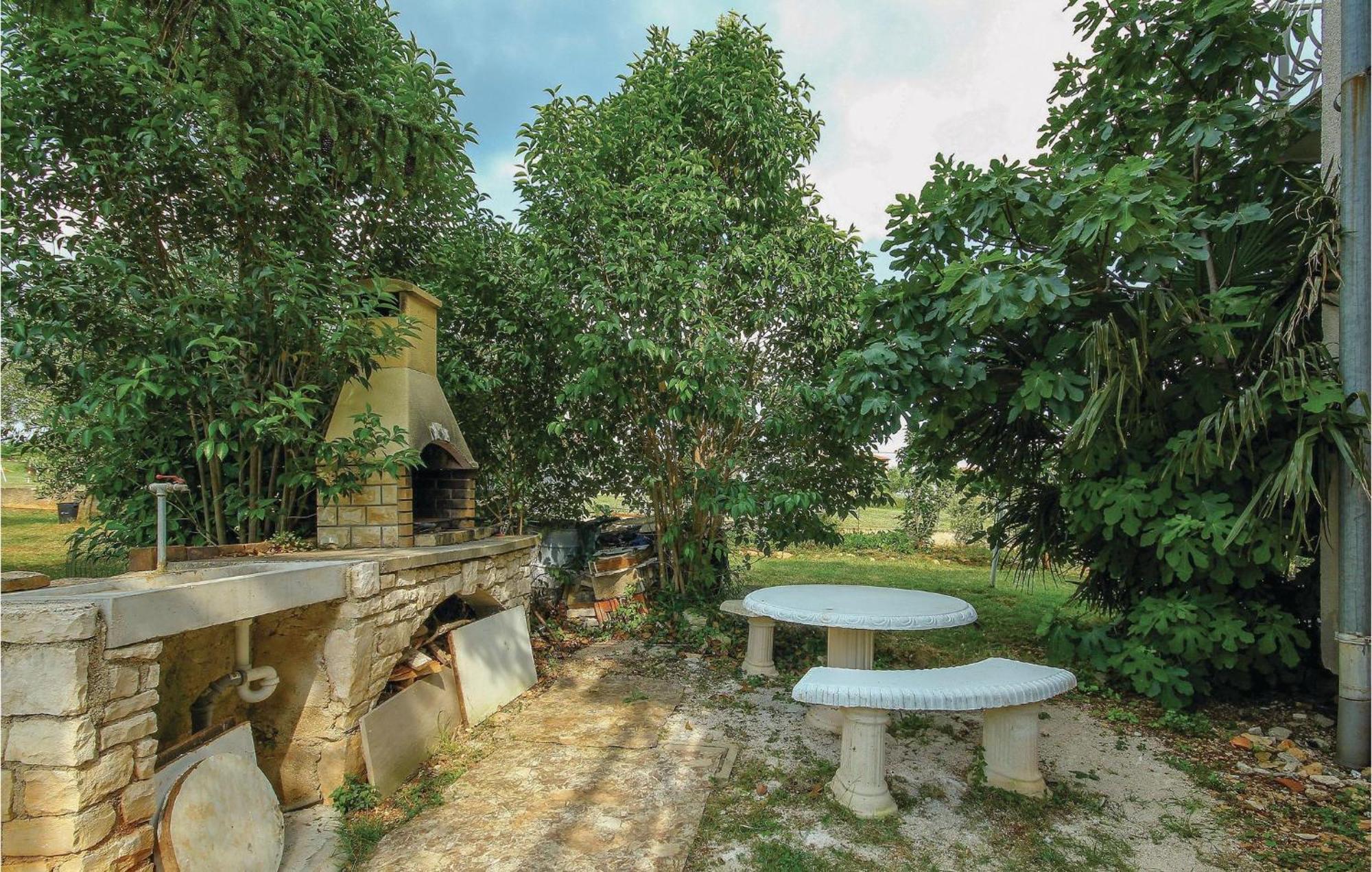 2 Bedroom Pet Friendly Apartment In Lovrecica Exterior foto